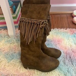 Girls high fringe boots